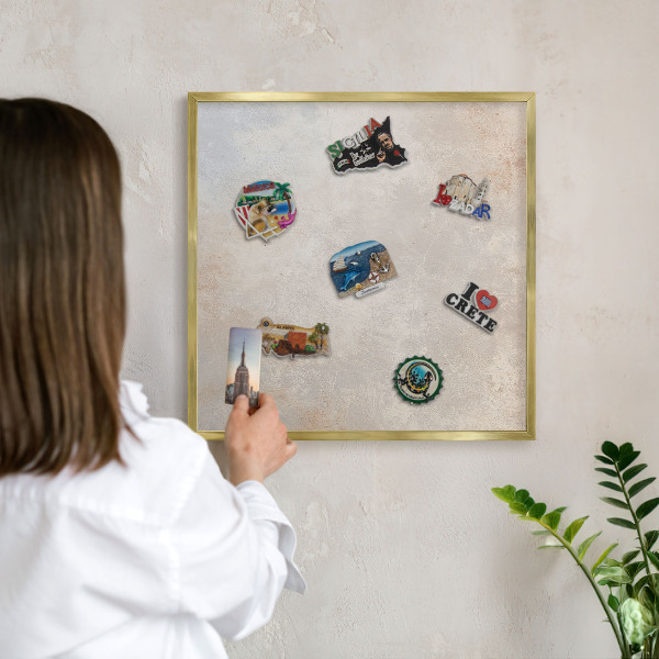 Tablero para imanes decorativo con marco dorado Fondo neutro