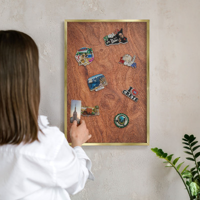 Tablero para imanes decorativo con marco dorado Veta de madera