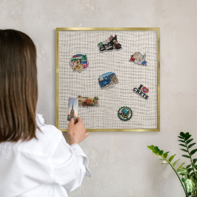 Tablero para imanes decorativo con marco dorado Elegancia sutil