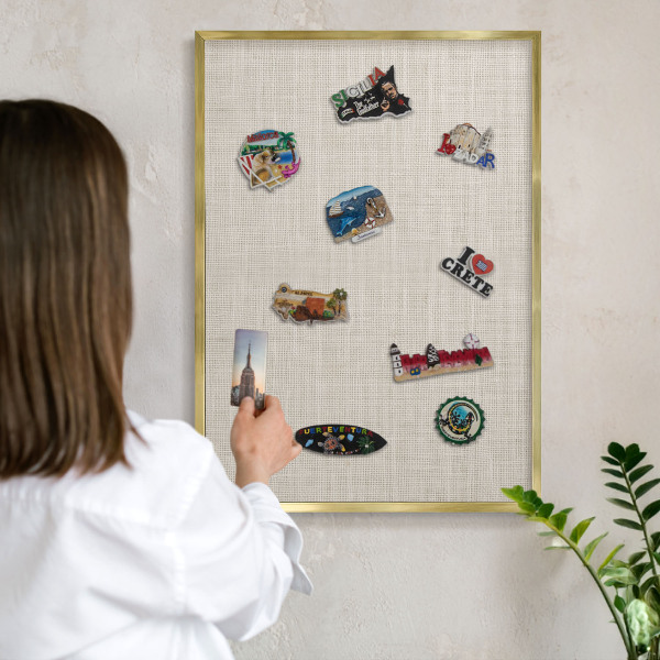 Tablero para imanes decorativo con marco dorado Elegancia sutil