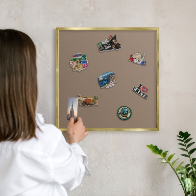 Tablero para imanes decorativo con marco dorado Marrón neutro