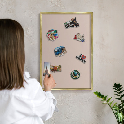 Tablero para imanes decorativo con marco dorado Rosa beige