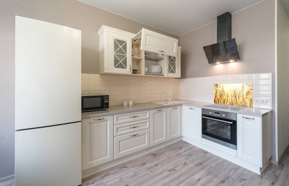 jak zamontować panele szklane w kuchni