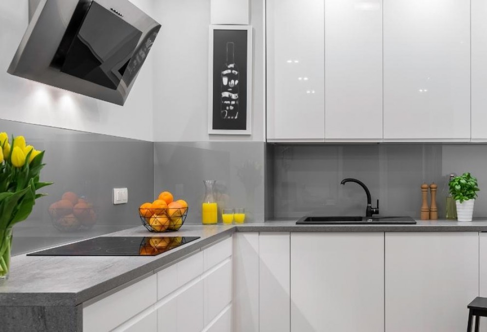 Cocina blanca y gris